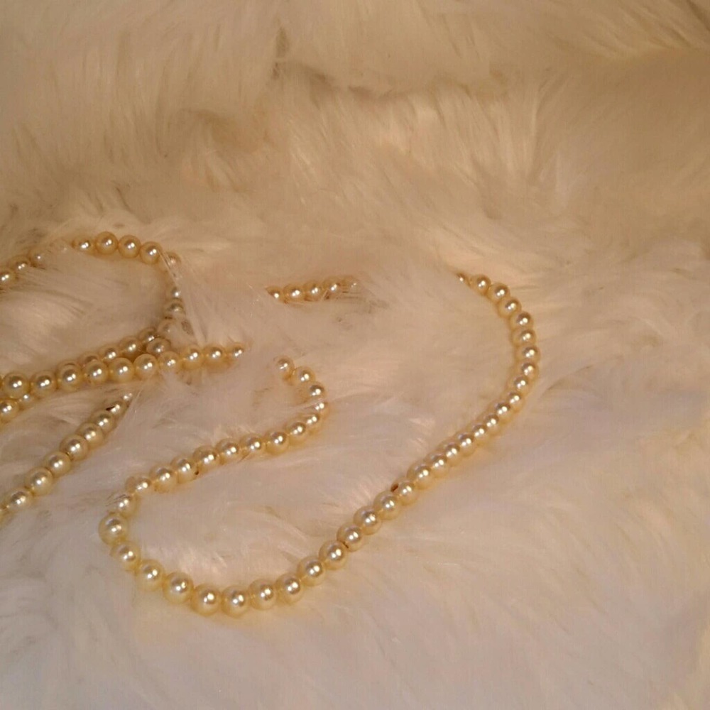 LONG Pearl Strand Necklace Realistic Faux Pearls WHITE CREAM Vintage Costume - Picture 3 of 9